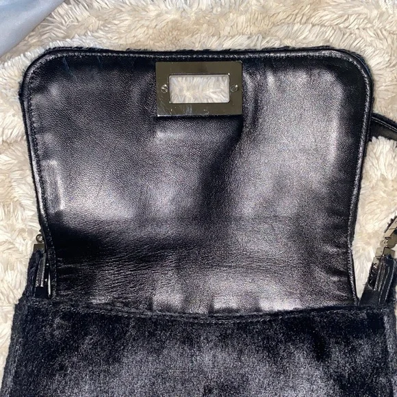 🛑 Donation 🛑 Absolutely adorable Authentic Gucci mini bag - Picture 8 of 13